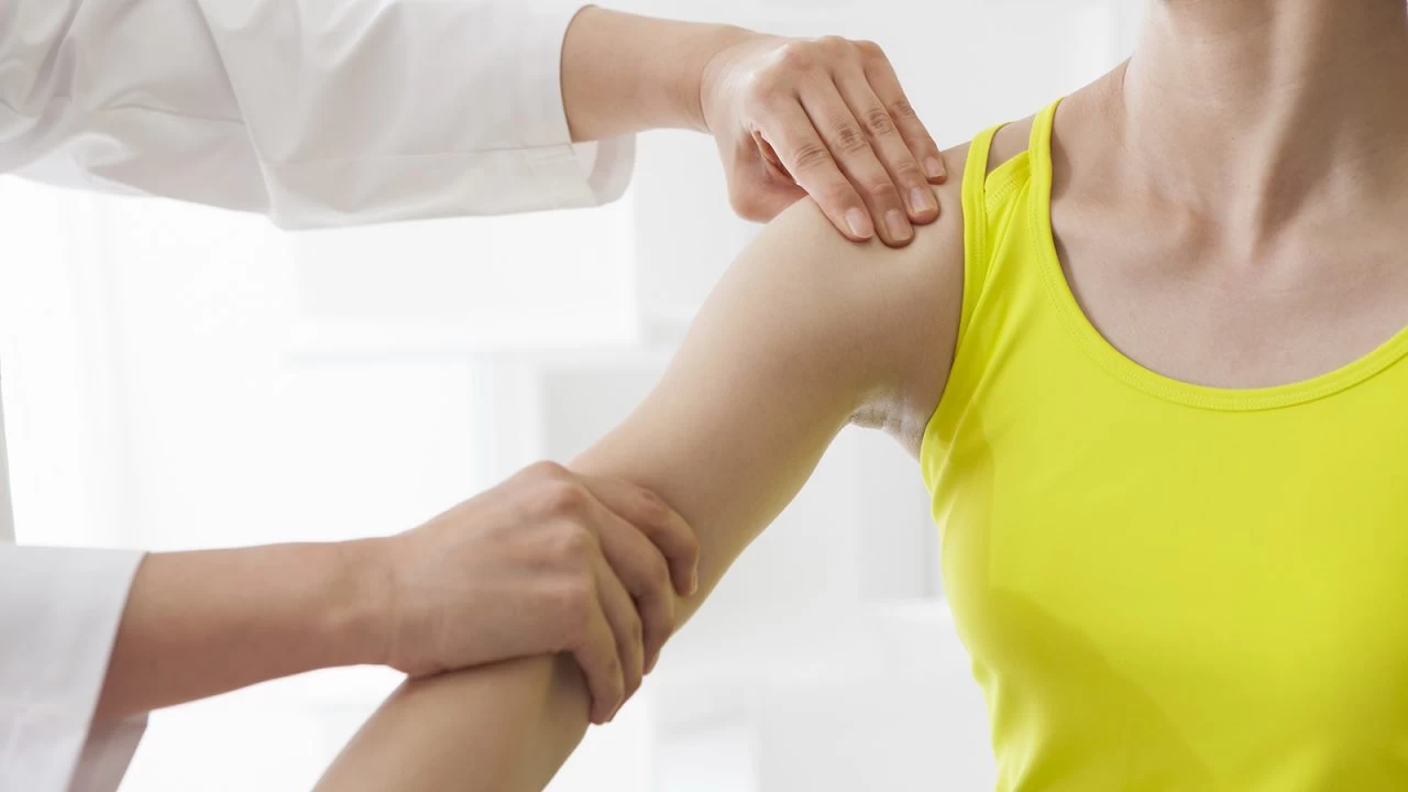 Πόνος στον ώμο: Πώς θα τον ξεπεράσετε σίγουρα